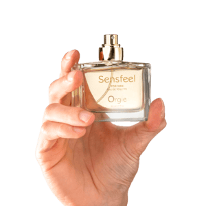Frasco de perfume Orgie Sensfeel for Man na mão