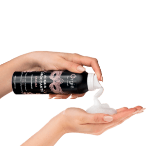 Espuma Orgie Acqua Croccante Sakura na mão